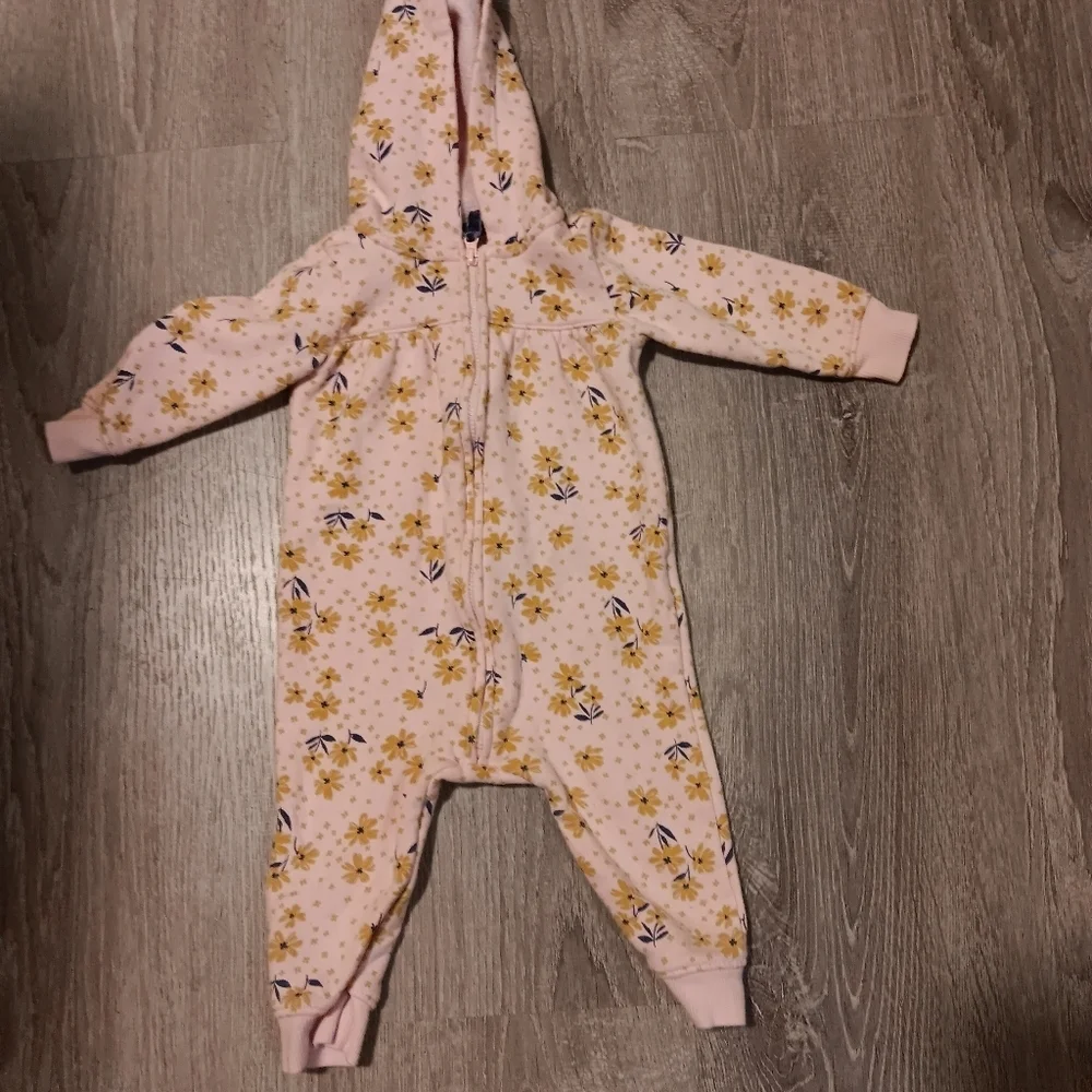 Carter's little girl winter Bundle onesie sets. 4 pieces. Size 9 months